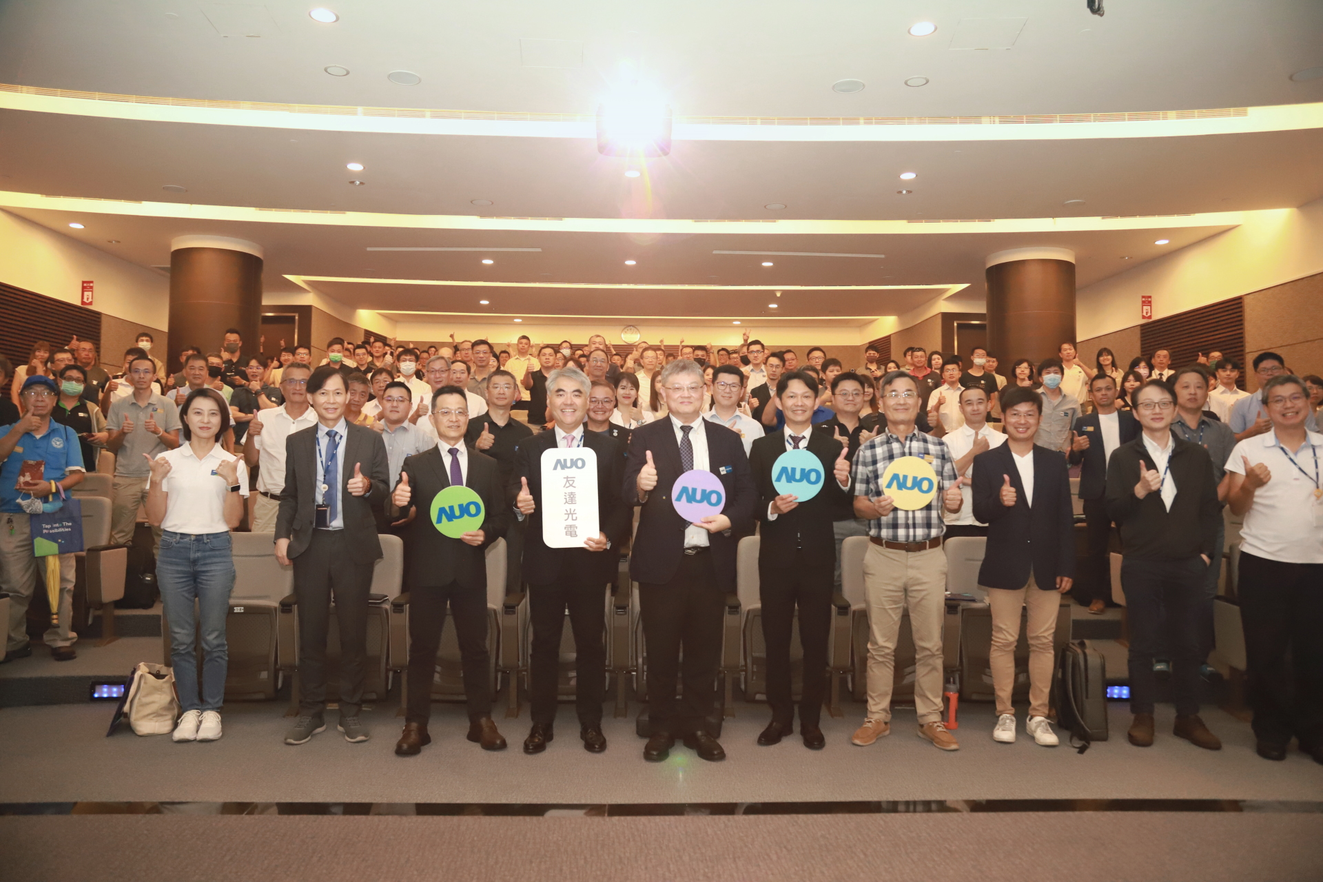 友達光電邀請領域專家共研再生能源發展、電力需求及建築物減碳等議題進行交流，盼共擘綠色永續生態圈的嶄新契機