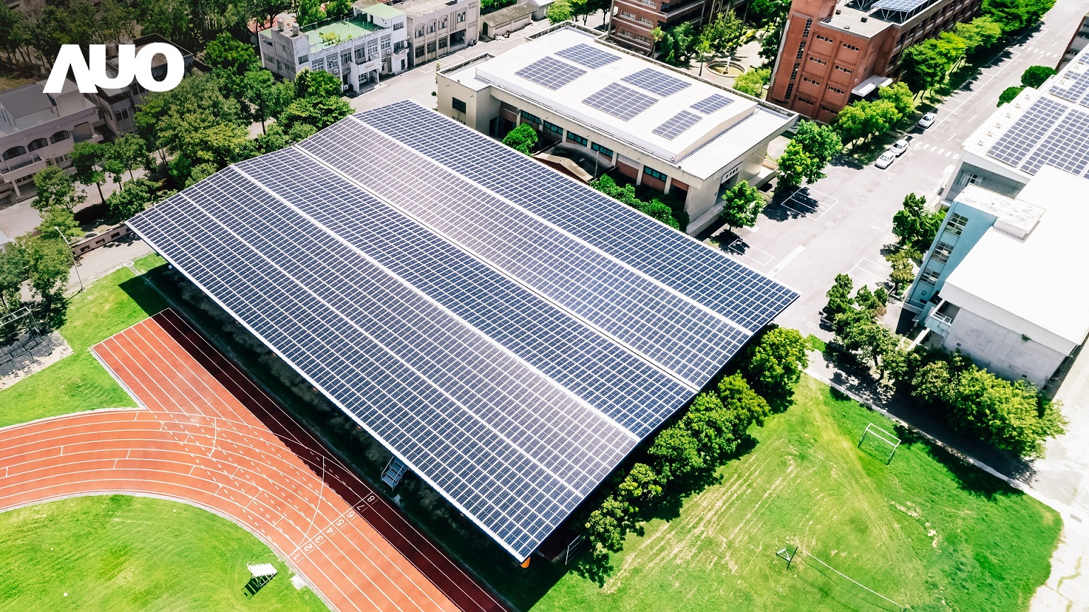 友達SunSteel光電整合型浪板具備快速安裝、輕量化優勢，可提升15%發電效能，通過國際IEC與國內VPC認證安全、防漏、耐候標準