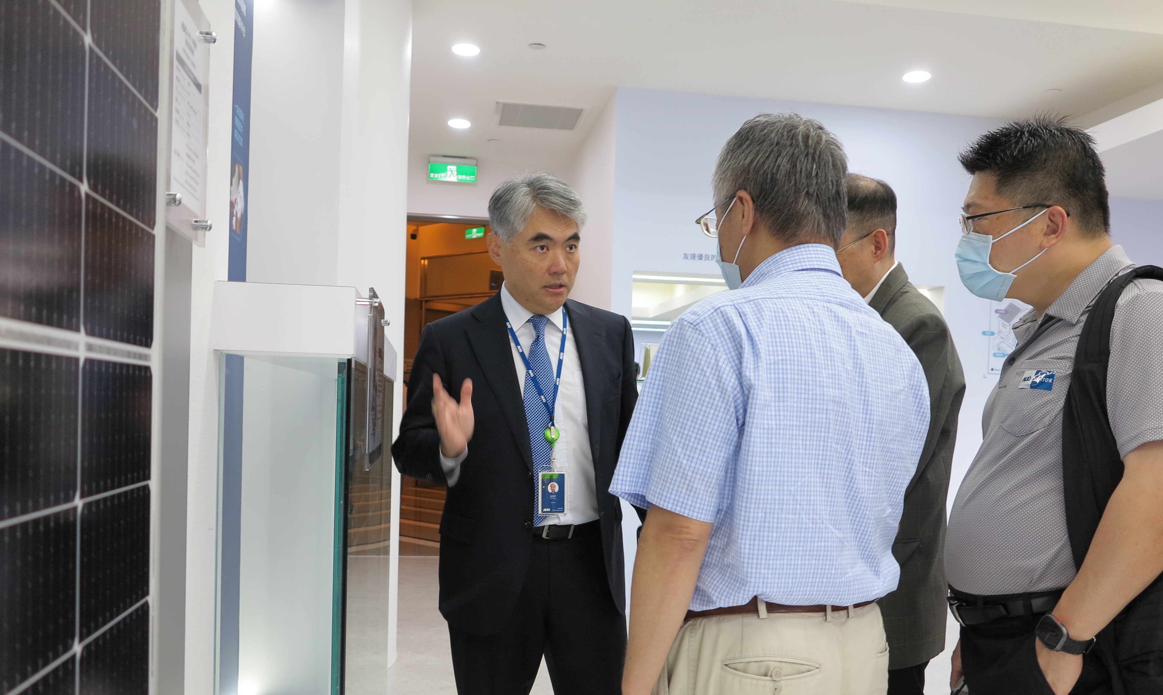 友達光電能源事業群總經理林恬宇分享友達落實太陽能建築一體化目標，協助企業邁向能源轉型的高效能低碳解方。