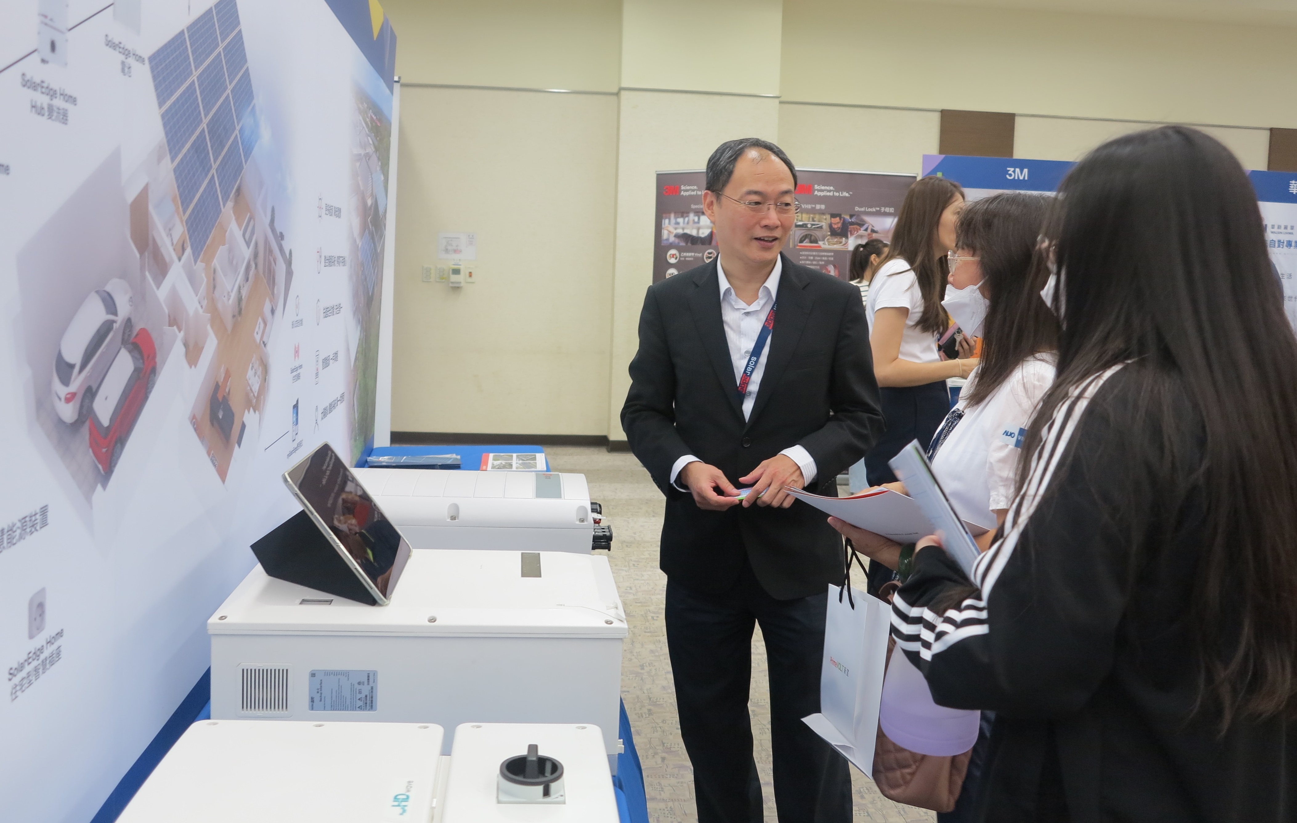 透過研討會產學界緊密交流與分享，提升參與人員借鏡及加深低碳概念，提升綠色能源產業之韌性。