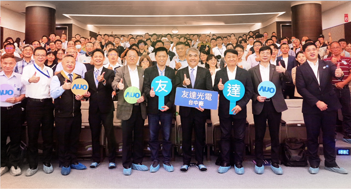 友達以太陽能解決方案領航者，跨足建築領域，4日在台中廠區舉辦「光電建築一體化研討會」，邀請產業先驅共同推動綠化，打造新一代智慧綠建築。